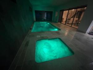 Villas Emotion spa84 Appart piscine interieur et jacuzzi : photos des chambres