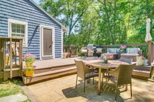 Charming Cape Cod Cottage 4 Mi to Bristol Beach! - Kingdom Hall