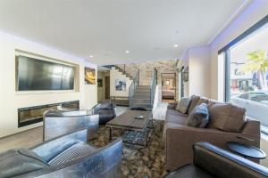 501 E Bay Ave