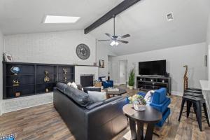 Stylish Villa in DFW -Near Stadiums, Pool, Pool Table