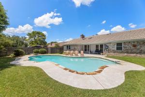 Stylish Villa in DFW -Near Stadiums, Pool, Pool Table