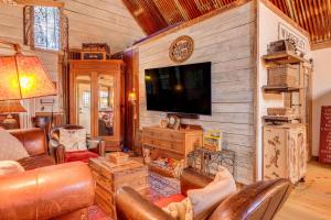 Pet-Friendly Wimberley Cabin with Fire Pit and Hot Tub