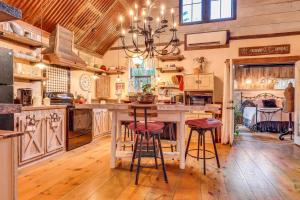 Pet-Friendly Wimberley Cabin with Fire Pit and Hot Tub
