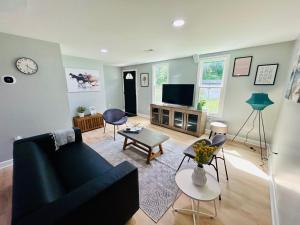 Comfy Lower Lvl Apt with Jetted Tub Near Uptown and UNC