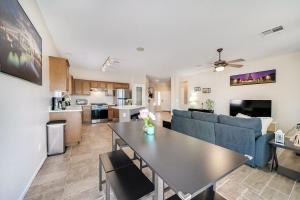 Spacious Vegas Home, BBQ, H-Speed Wi-Fi, Sleeps 11