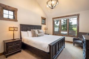 Suncadia Pet-Friendly Golf Course Home with Private Hot Tub and Exclusive Resort Pool Access