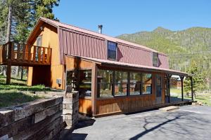 Roberts Trappers Lodge - Pet Friendly - WiFi- Trailer Parking - Garage Access - Washer - Dryer - Great Views