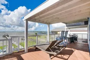 On Galveston Bay Spacious Home with Pier and Grills! - San Leon