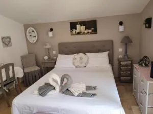 Chez Brigitte Chambre d hôtes avec cour privative,piscine, - 索尔格