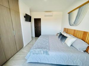 moderno con alberca cerca de la playa by G P S rentas