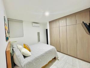 moderno con alberca cerca de la playa by G P S rentas