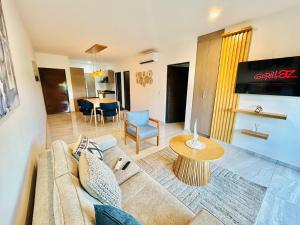 moderno con alberca cerca de la playa by G P S rentas