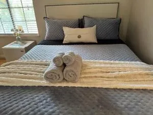 The Monet- One bedroom with a private entrance - shared bathroom - Garnet