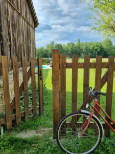 Maisonnette dans village médiéval - 2 pers - piscine privée & jardin
