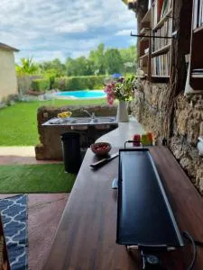 Maisonnette dans village médiéval - 2 pers - piscine privée & jardin - Réaup