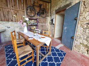 Maisonnette dans village médiéval - 2 pers - piscine privée & jardin