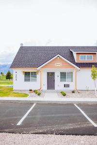Creekside Cabin Juniper-stay with views near Lava