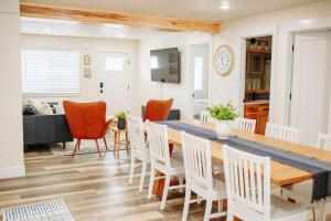 Creekside Cabin Juniper-stay with views near Lava