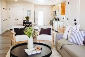 Creekside Cabin Magnolia-stay w views near Lava - Malad City