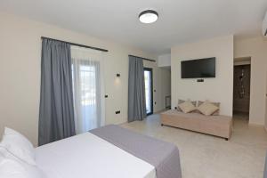 Caldera Suites "Φάρος"