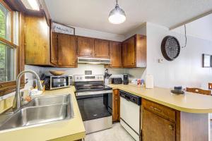 Family Home about 2 Mi to Beech Mountain Ski Resort!