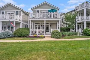 Lake front condo with pool access walking distance to downtown Saugatuck - Douglas