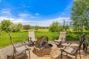 New! Cedar Chalet -on golf course, clubhouse access with gym, seasonal pool & hot tub