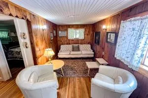 Lake St. Catherine Cottage - Corner Pink - Wells