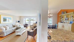 Lakeside Updated Villa: Pool and Beach Access