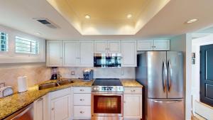 Lakeside Updated Villa: Pool and Beach Access