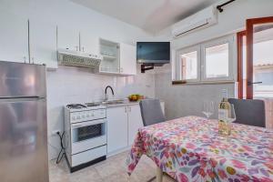 Apartments with a parking space Losinj, Losinj - 23418