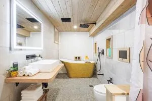 Spa Oasis in Toronto's Heart + Parking! - Swansea