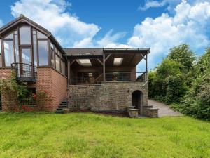 Magnificent home in Tilf with garden