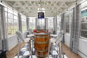 Sunny Charming Retreat: Wine Greenhouse
