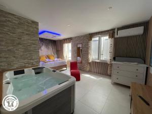 Maisons de vacances Gite romantique avec spa et jardin a 1 km de l-Atlantique, proche Noirmoutier et plages - FR-1-426-554 : photos des chambres