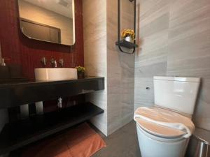 Downtown Chic Condo Rooftop Pool #ES13810