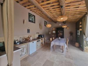 Maisons de vacances Charming holiday house with private pool, Maillane : photos des chambres