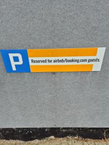 Værelse, tv-stue og spiserum uden vand, ikke køkken, på første sal , eget badeværelse i stueetagen