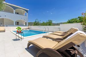 Villa Dalmatian Child with swimming pool, close to the beach