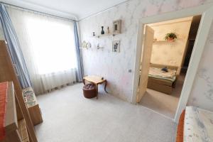 Bright, quit rooms for up to 4 with breakfast