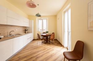 Casa Regina Margherita - Lussuoso appartamento vista Lago con parcheggio e Aria Condizionata