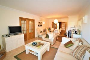 Stylish 2BR Apartment with Pool Parking & WiFi