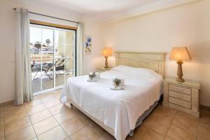 Stylish 2BR Apartment with Pool Parking & WiFi