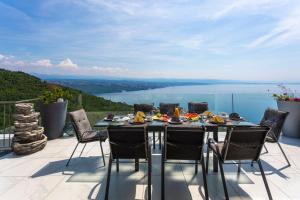 Villa White Pearl Diamond, Opatija mit Meerblick & Pool