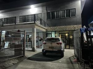 Sunset Serenity Retreat in Ranadi-Free High Speed Wifi near great coffee Bar 2Beds Apt