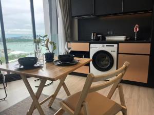 Downtown Chic Condo High Floor & Seaview #ES40621