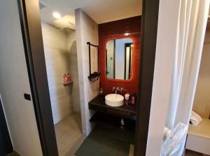 Downtown Chic Condo High Floor & Seaview #ES40621