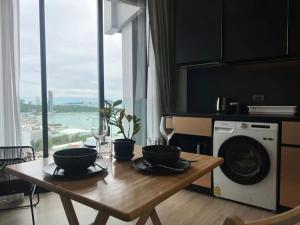 Downtown Chic Condo High Floor & Seaview #ES40621