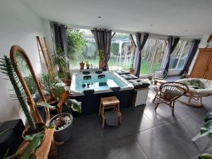 Maisons de vacances SPA Familial, Zen Zone Jacuzzi & Jardin, Jeux & Cheminee : photos des chambres