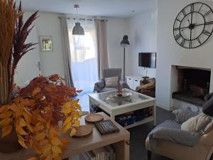 Maisons de vacances SPA Familial, Zen Zone Jacuzzi & Jardin, Jeux & Cheminee : photos des chambres